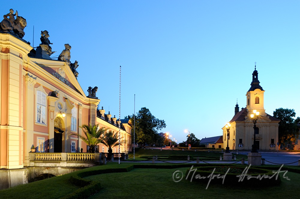 Schloss Dobris, Ansicht vom Hauptplatz mit Kirche von Dobris