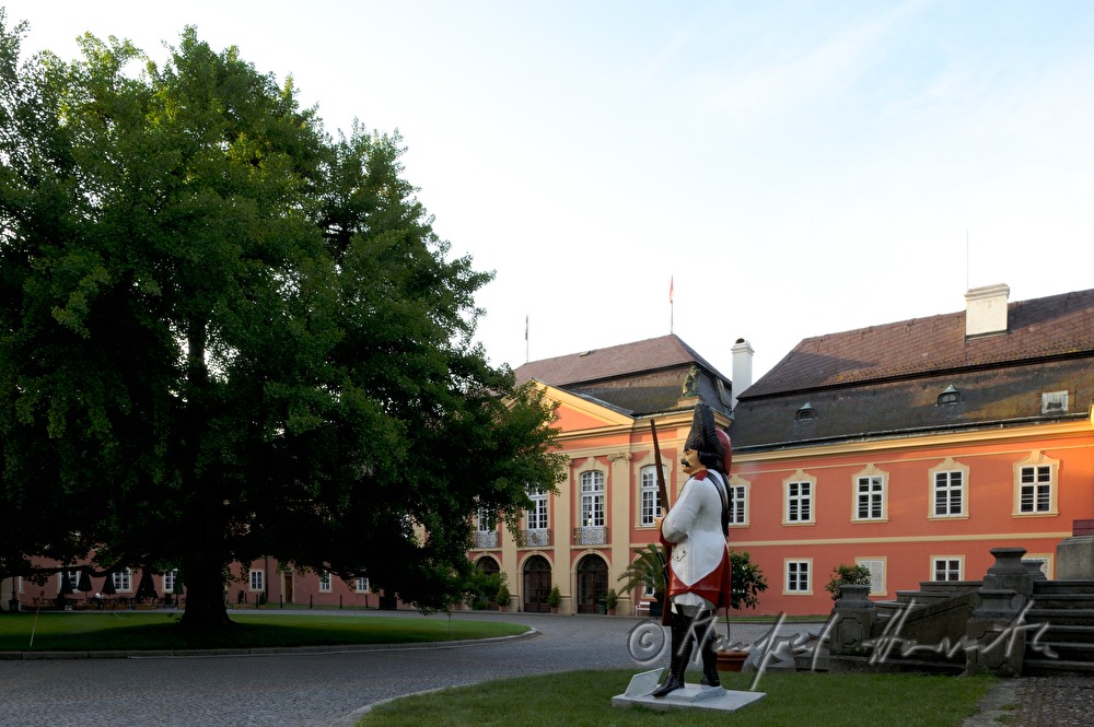Schloss Dobris, Innenhof mit Soldaten-Figur