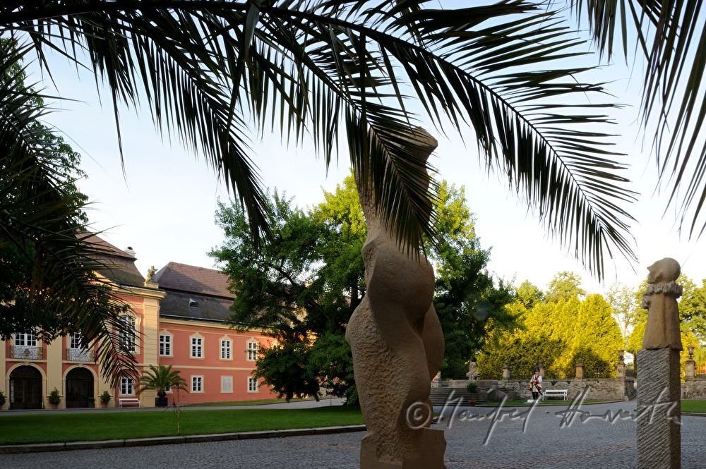 Schloss Dobris, Innenhof, moderne Skulptur