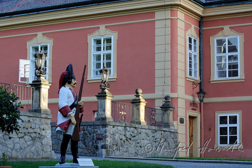 Schloss Dobris, Innenhof mit Soldaten-Figur