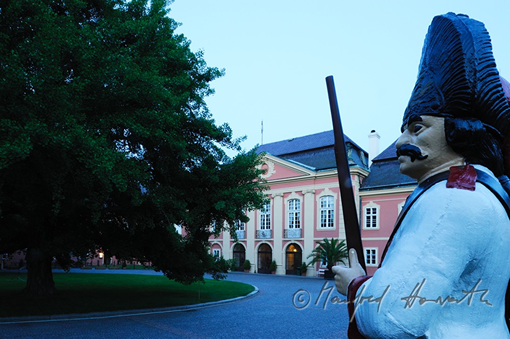 Schloss Dobris, Innenhof mit Soldaten-Figur