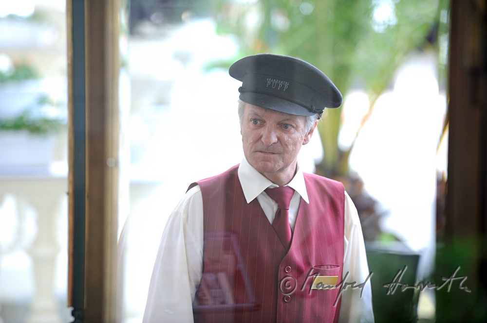 Grandhotel Pupp, Türsteher beim Haupteingang