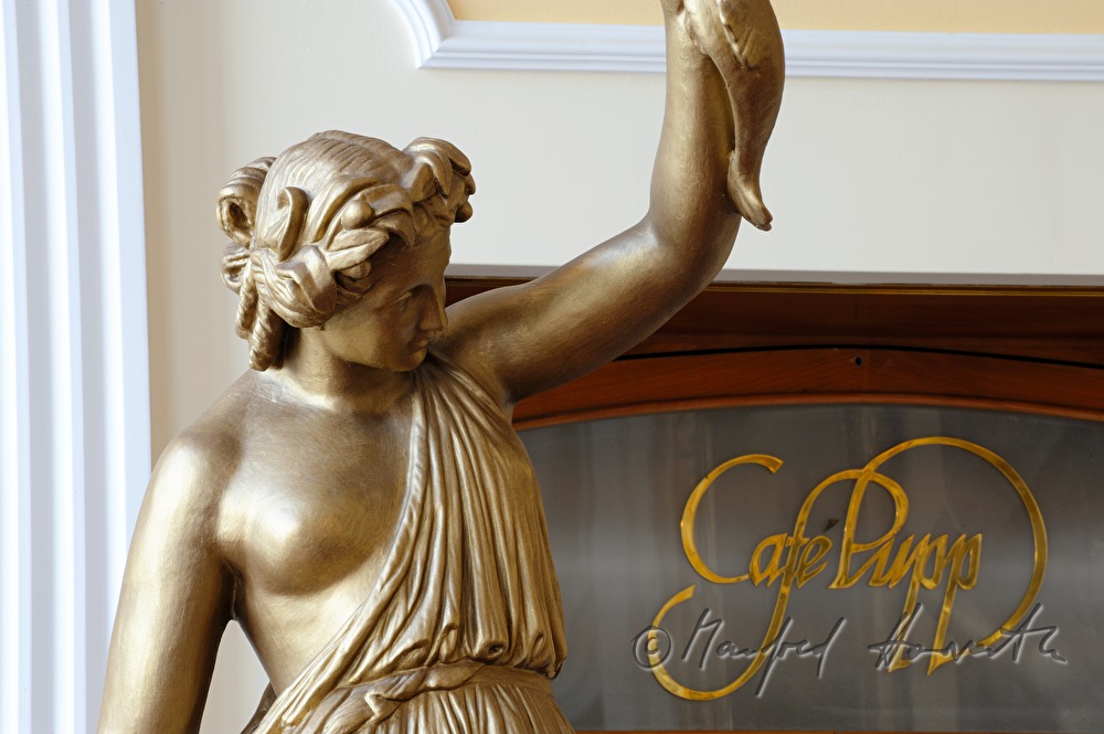 Grandhotel Pupp, Statue im hoteleigenen Cafe