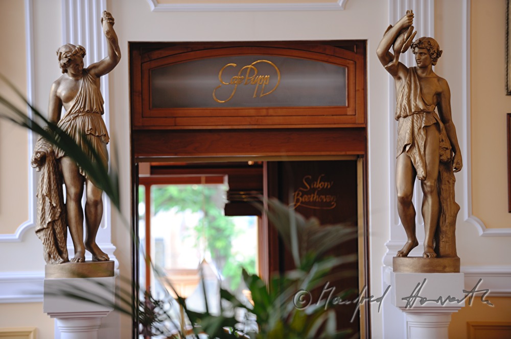 Grandhotel Pupp, Statuen im hoteleigenen Cafe