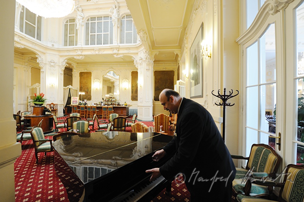 Grandhotel Pupp, der Flügel der Pianobar wird geputzt