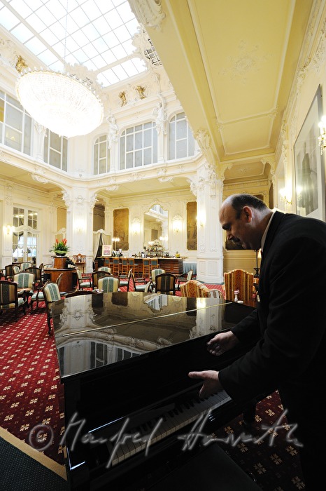 Grandhotel Pupp, der Flügel der Pianobar wird geöffnet
