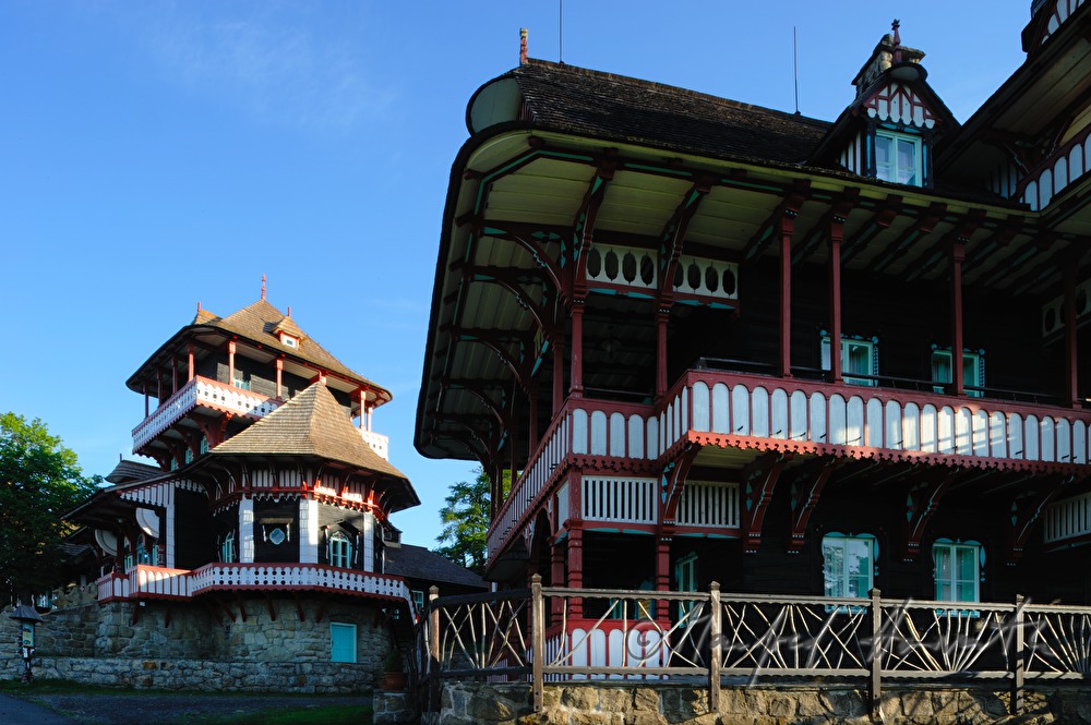 Hotel Mamenka im Stil der slawischen Volksarchitektur