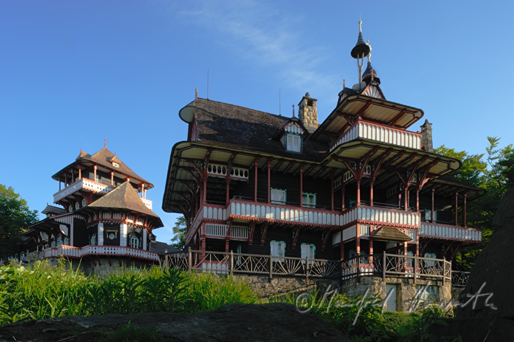 Hotel Mamenka im Stil der slawischen Volksarchitektur