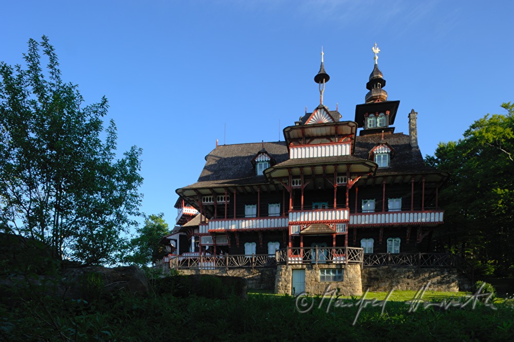 Hotel Mamenka im Stil der slawischen Volksarchitektur