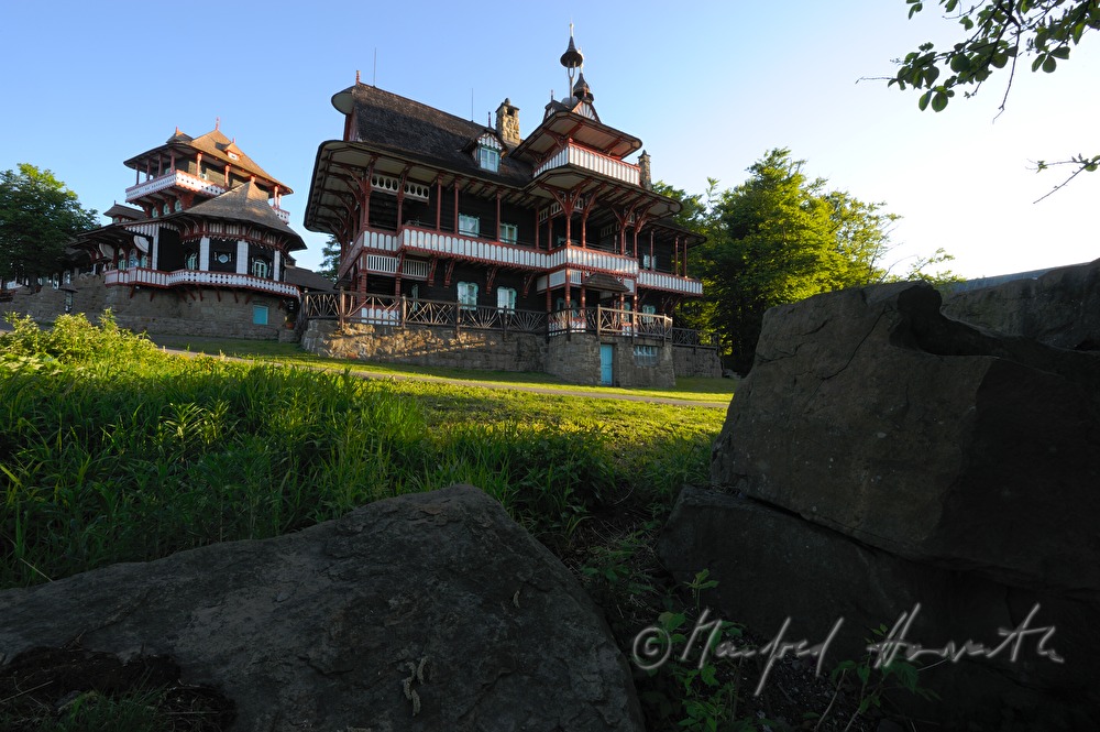 Hotel Mamenka im Stil der slawischen Volksarchitektur
