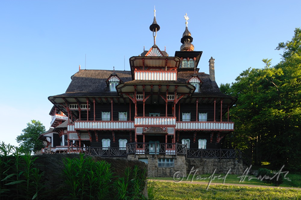 Hotel Mamenka im Stil der slawischen Volksarchitektur
