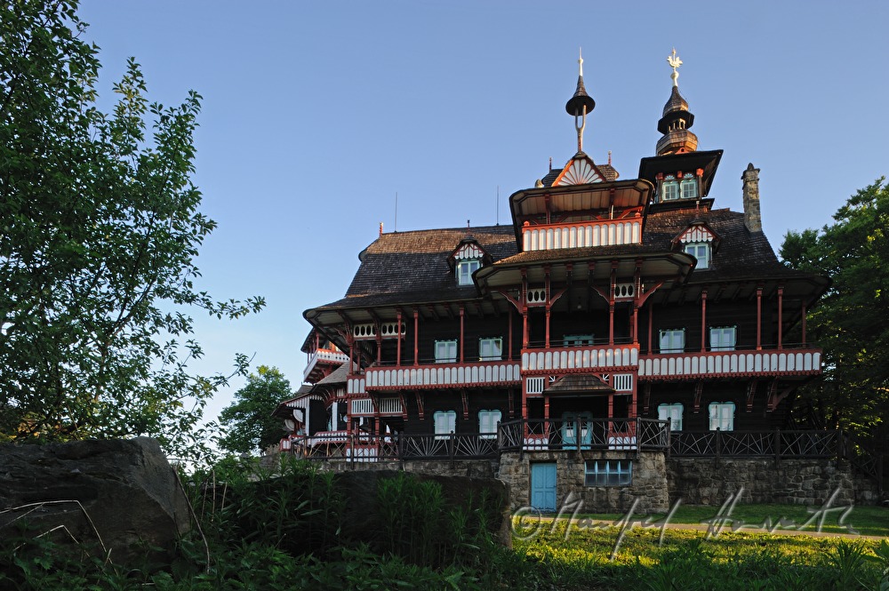 Hotel Mamenka im Stil der slawischen Volksarchitektur