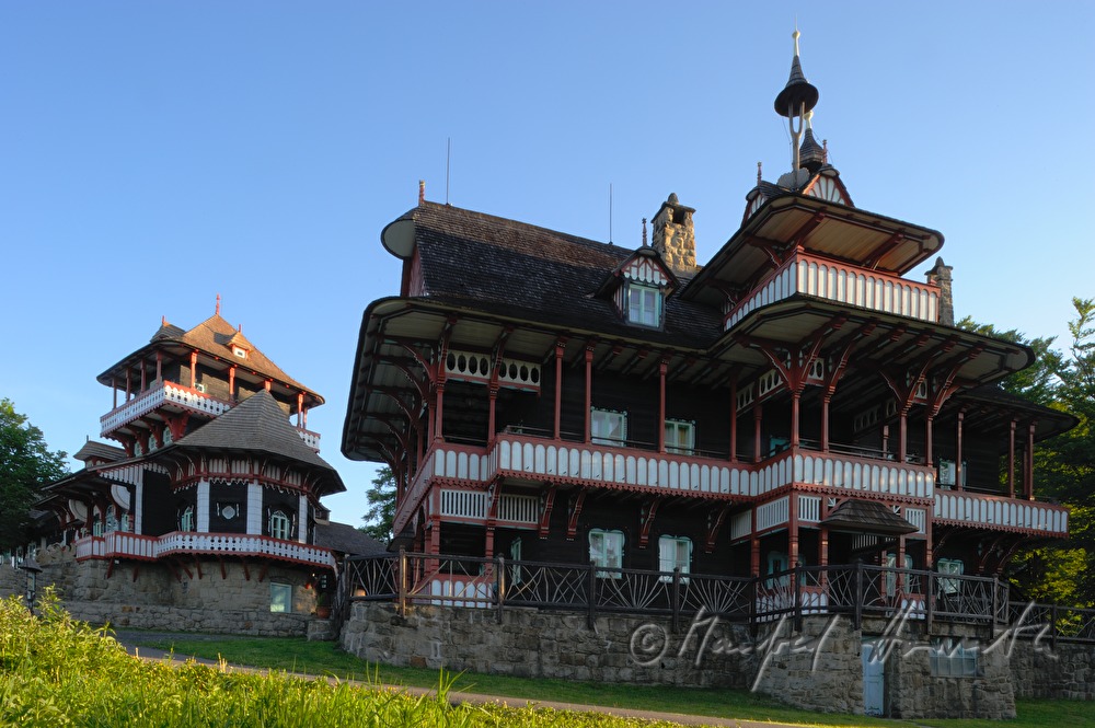 Hotel Mamenka im Stil der slawischen Volksarchitektur