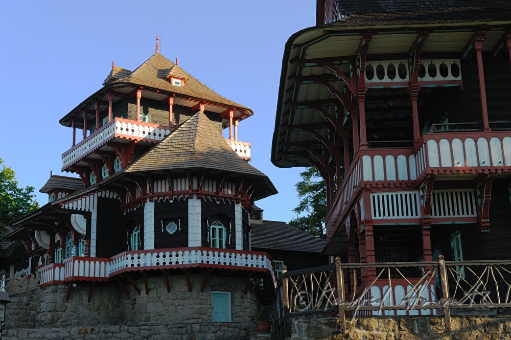 Hotel Mamenka im Stil der slawischen Volksarchitektur