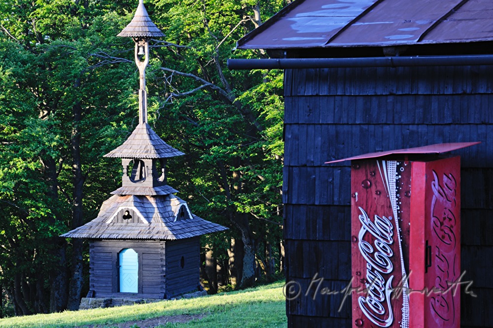 Hotel Mamenka, Glockenturm im walachischen Stil