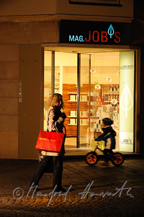 Einkäufer vor der Marienapotheke