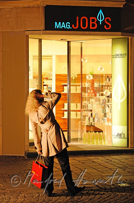 Einkäufer vor der Marienapotheke