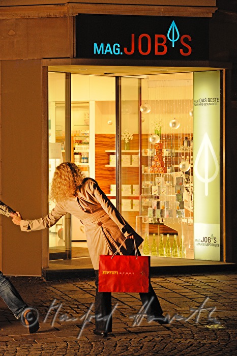 Einkäufer vor der Marienapotheke