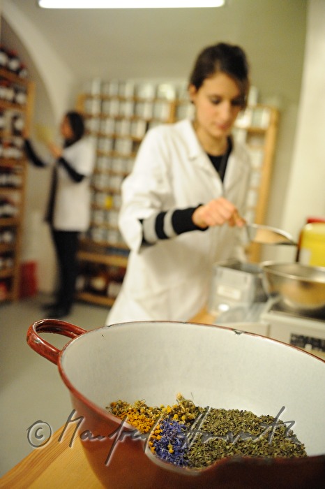 Zubereiten einer Spezialtee-Mischung nach Hausrezept