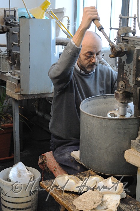 Herstellung von handgemachten Perlmutt-Knöpfen