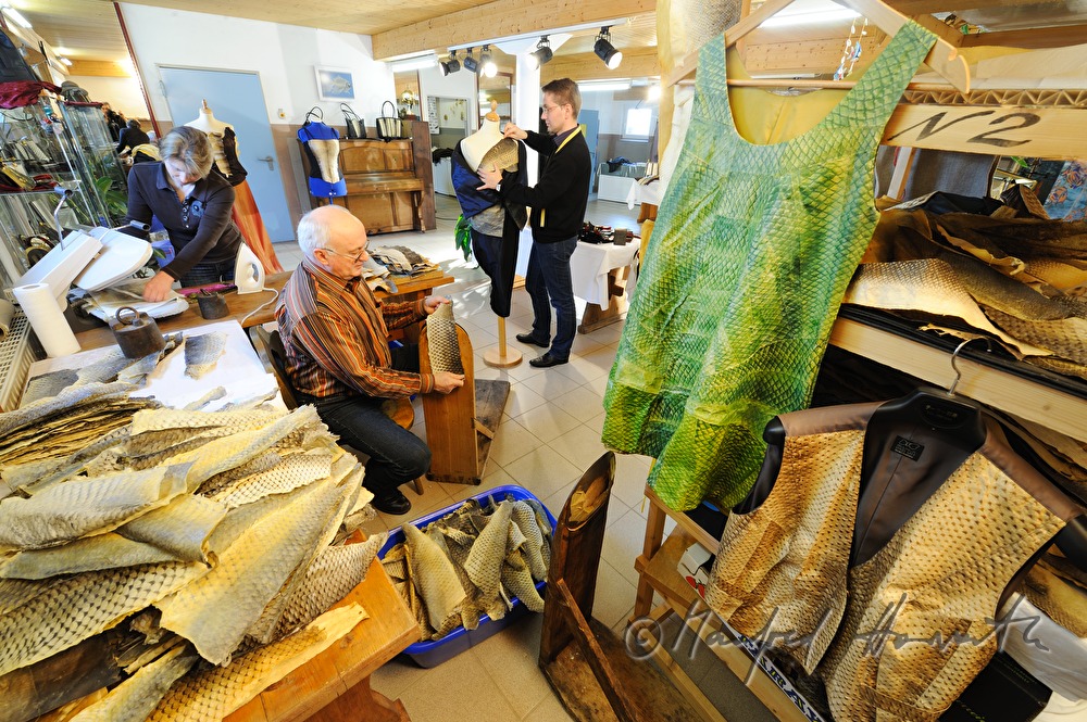 Herstellung eines Frauen-Korsetts aus Fischleder