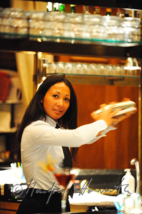 Barkeeperin mixt einen Drink in der Laurin Bar
