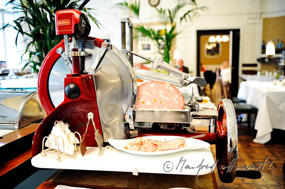 Mortadella-Schneidemaschine beim Frühstück