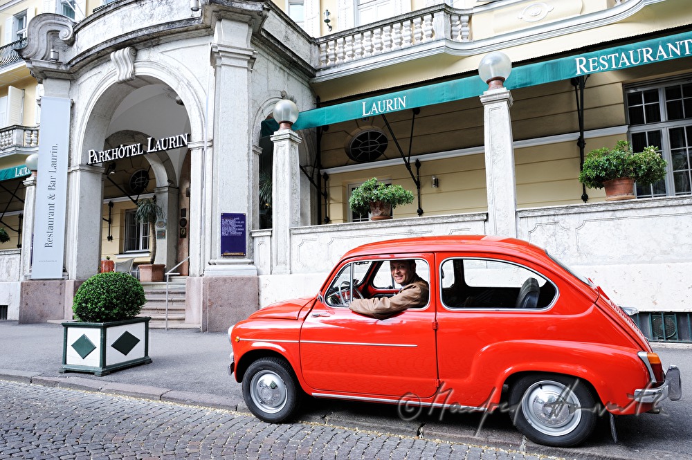 Fiat Cinquecento beim Eingang des Hotels