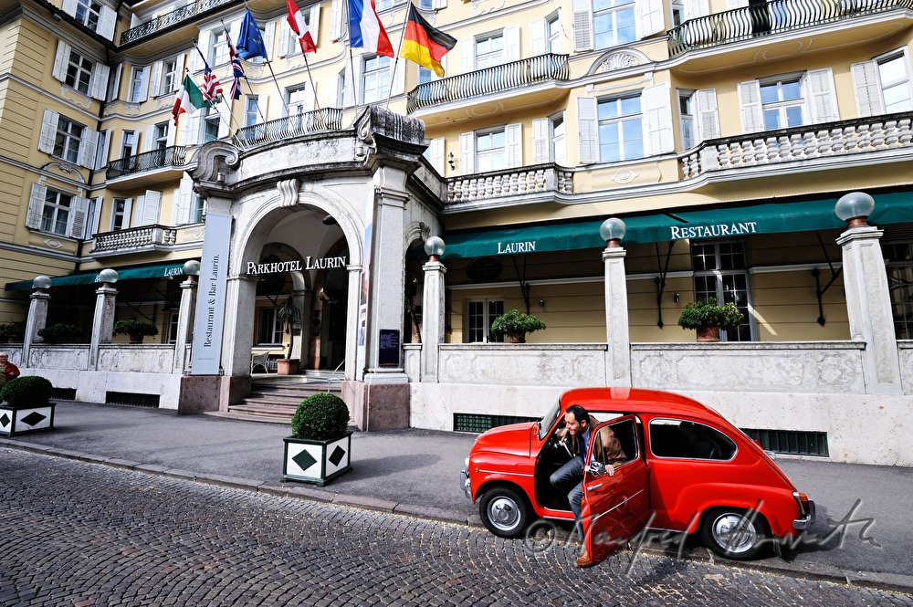 Fiat Cinquecento beim Eingang des Hotels