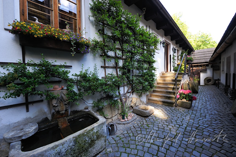 Hotel U Raka, Innenhof