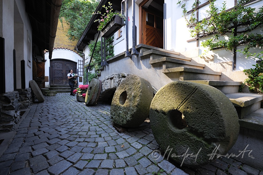 Hotel U Raka, Mühlsteine zur Dekoration  im Innenhof