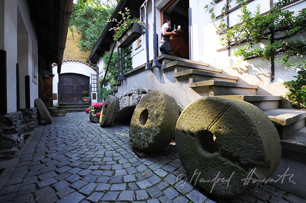 Hotel U Raka, Mühlsteine zur Dekoration  im Innenhof