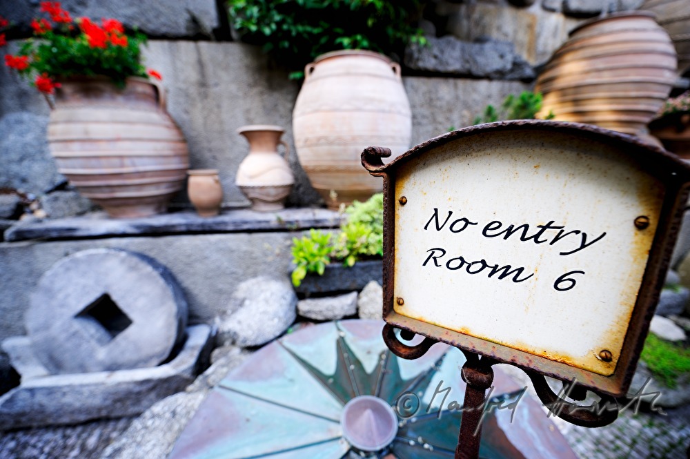 Hotel U Raka, Schild im Innenhof