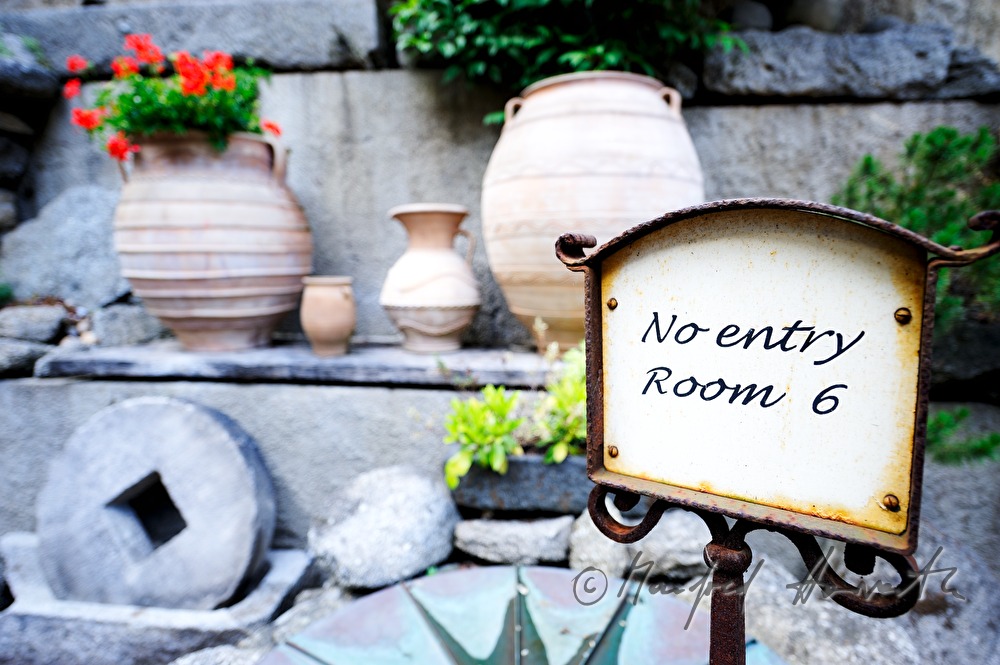 Hotel U Raka, Schild im Innenhof