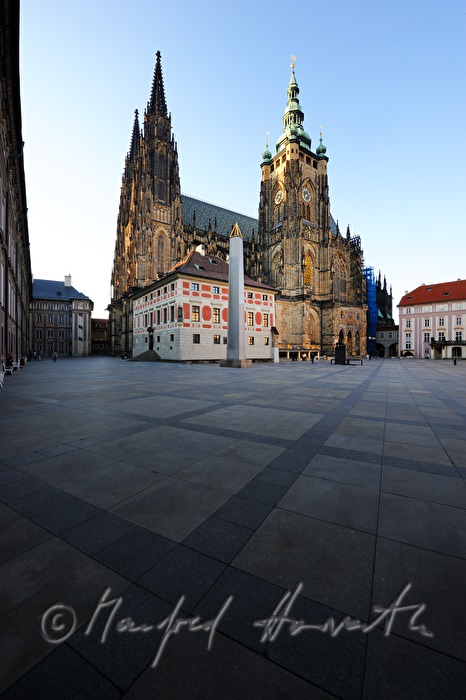 Veitsdom  und Obelisk (Gedenkstein für Opfer des 1. WK)