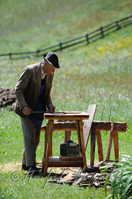 Bauer beim Holzschneiden
