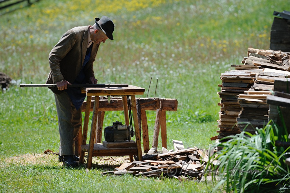 Bauer beim Holzschneiden