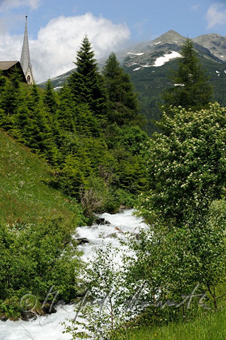 Kirchturm und Talfer Bach