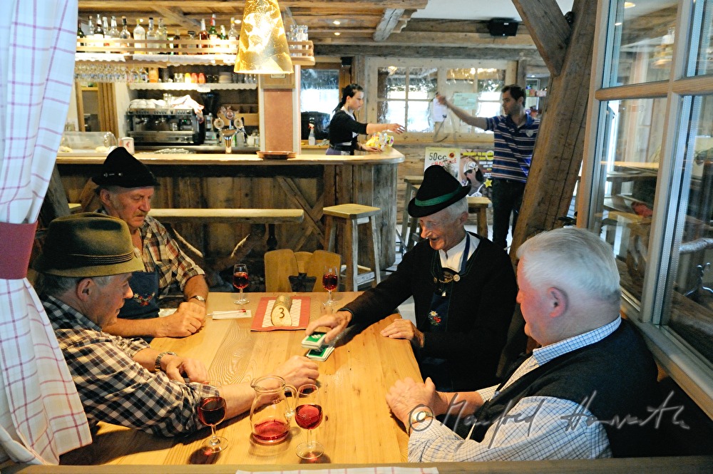 Alpenwellness Eschgfellner, Gaststube, Kartenspieler