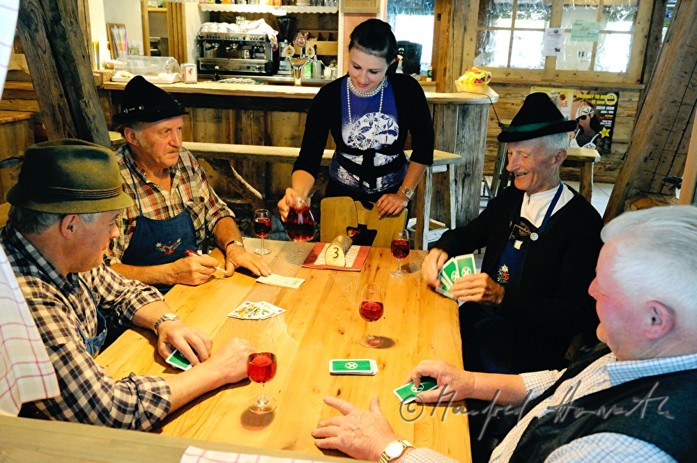 Alpenwellness Eschgfellner, Gaststube, Kartenspieler