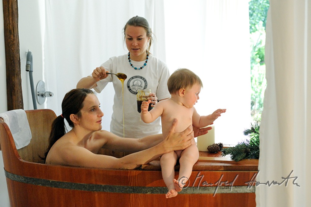 Frau nimmt ein Wellness-Latschen-Bad im Holzzuber