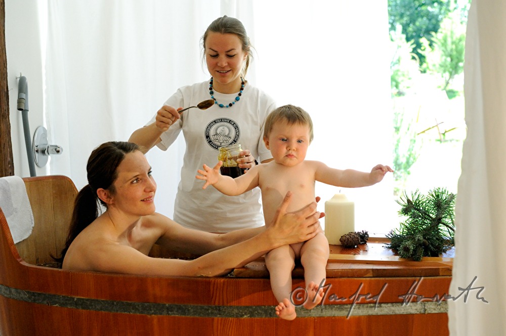 Frau nimmt ein Wellness-Latschen-Bad im Holzzuber