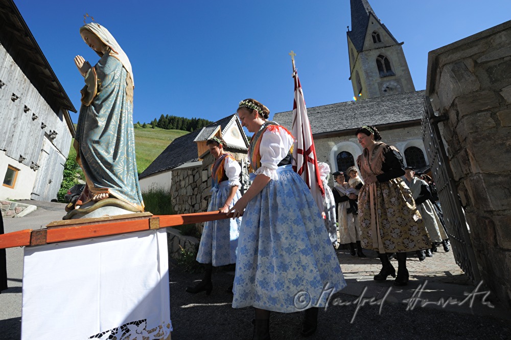 Frauen tragen Marienfigur bei der Fronleichnamsprozession