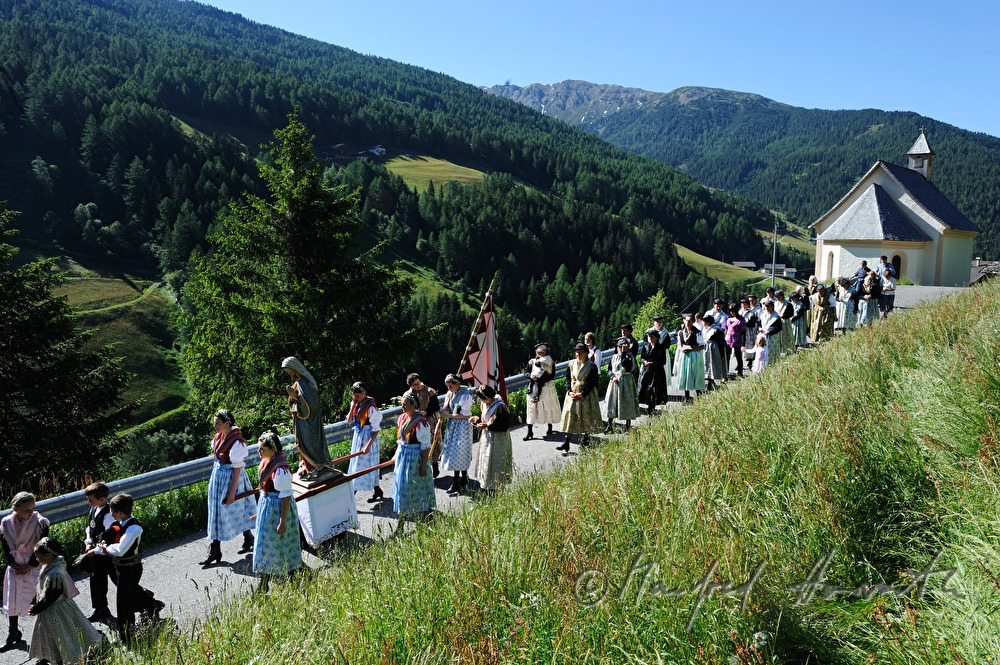 Frauen tragen Marienfigur bei der Fronleichnamsprozession
