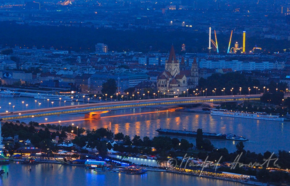 Blick vom Donauturm auf die Reichsbrücke
