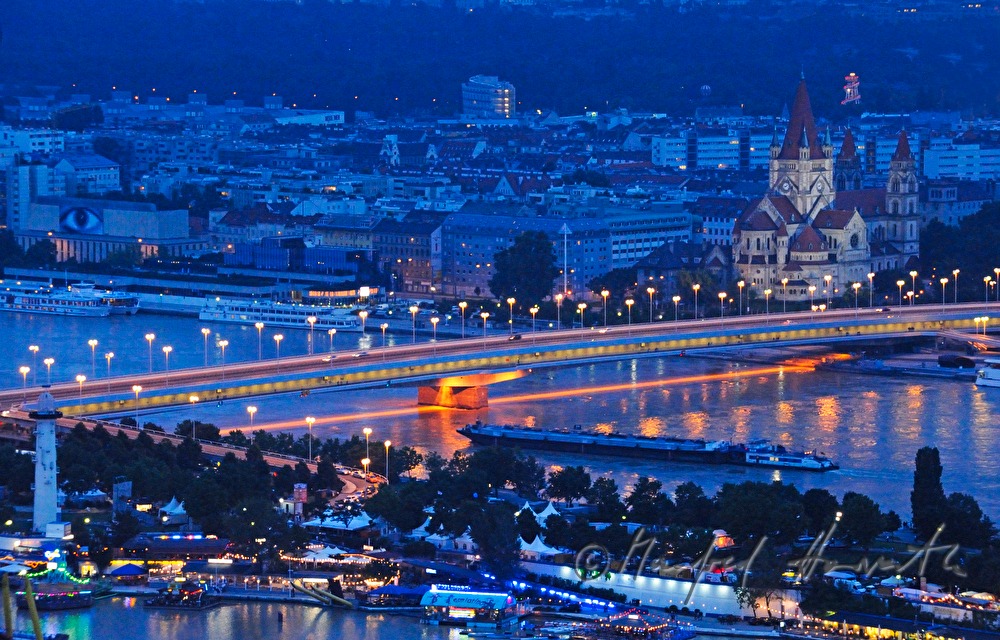 Blick vom Donauturm auf die Reichsbrücke