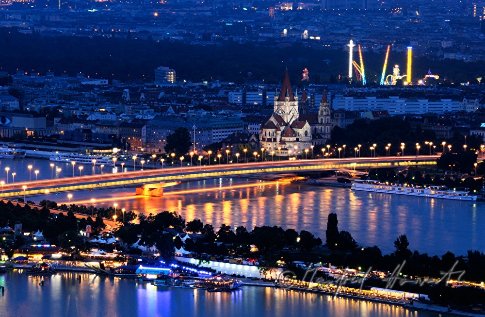 Blick vom Donauturm auf die Reichsbrücke
