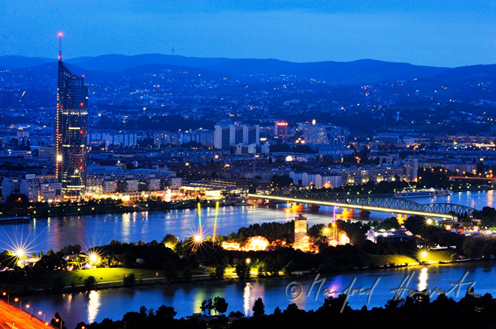 Blick vom Donauturm auf das Donauinselfest und den Millennium Tower