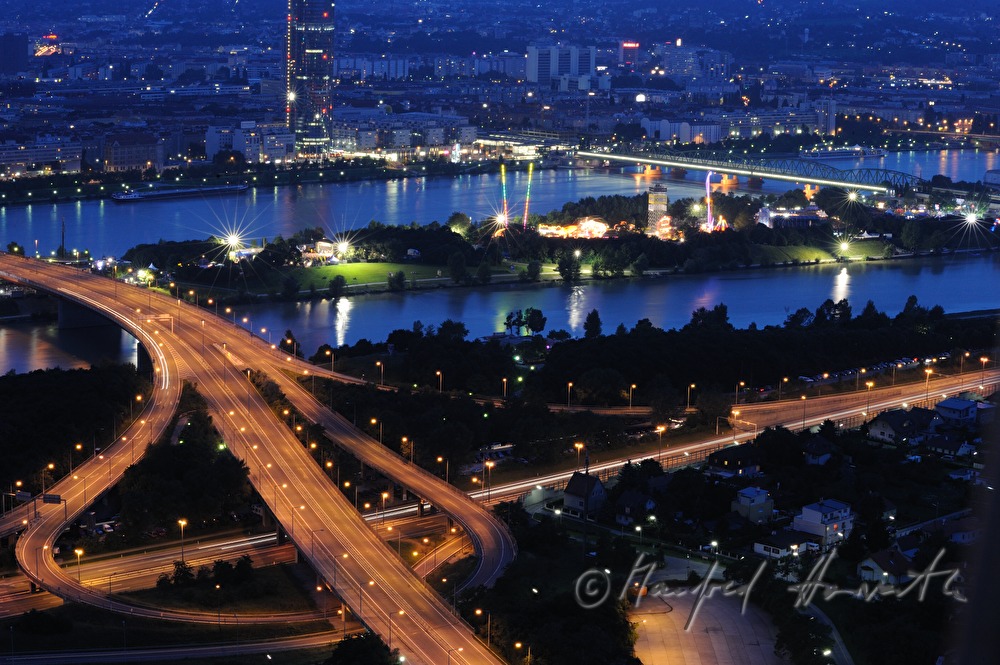 Blick vom Donauturm auf das Donauinselfest und den Millennium Tower