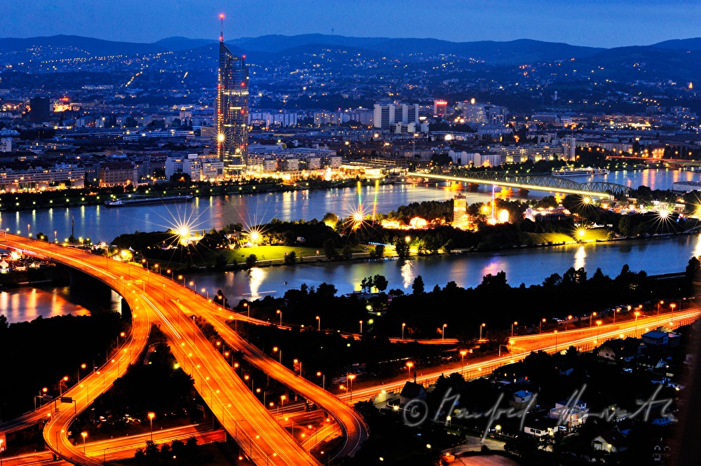 Blick vom Donauturm auf das Donauinselfest und den Millennium Tower